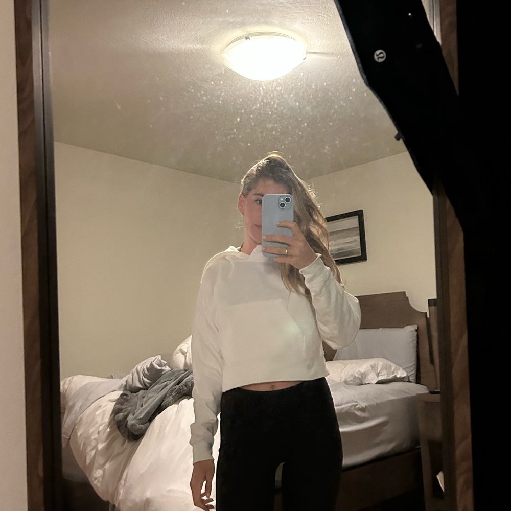 Aritzia TNA white cropped hoodie XS